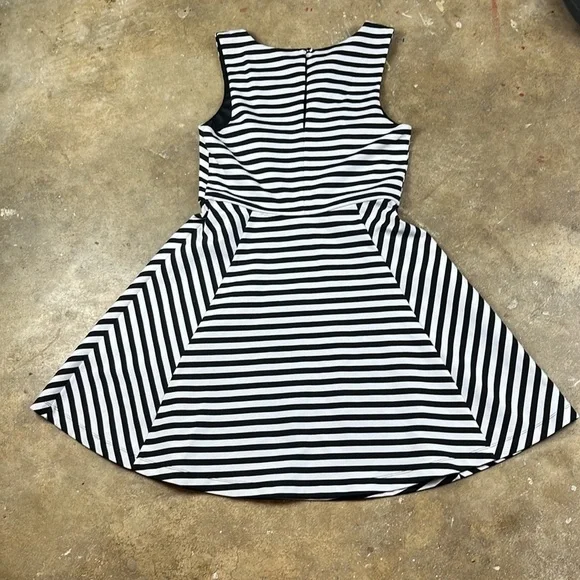 Express Striped Fit and Flare Dress
Size: Medium - Picture 3 of 7